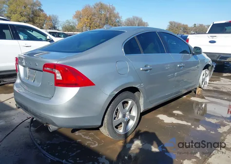 2013 Volvo S60 T5 z USA, uszkodzony, nr VIN YV1612FS0D2219699